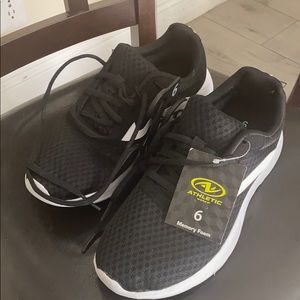 Athletic shoes (boys)